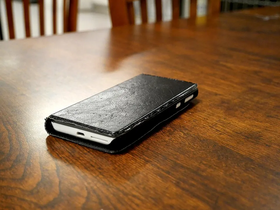 テーブルに置かれたスマートフォン