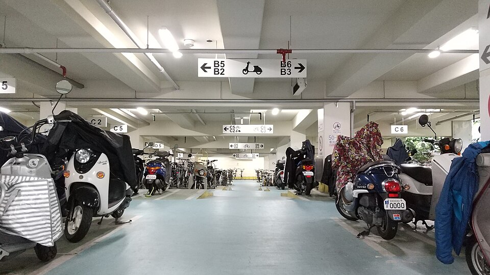 自転車置き場に並んだ自転車