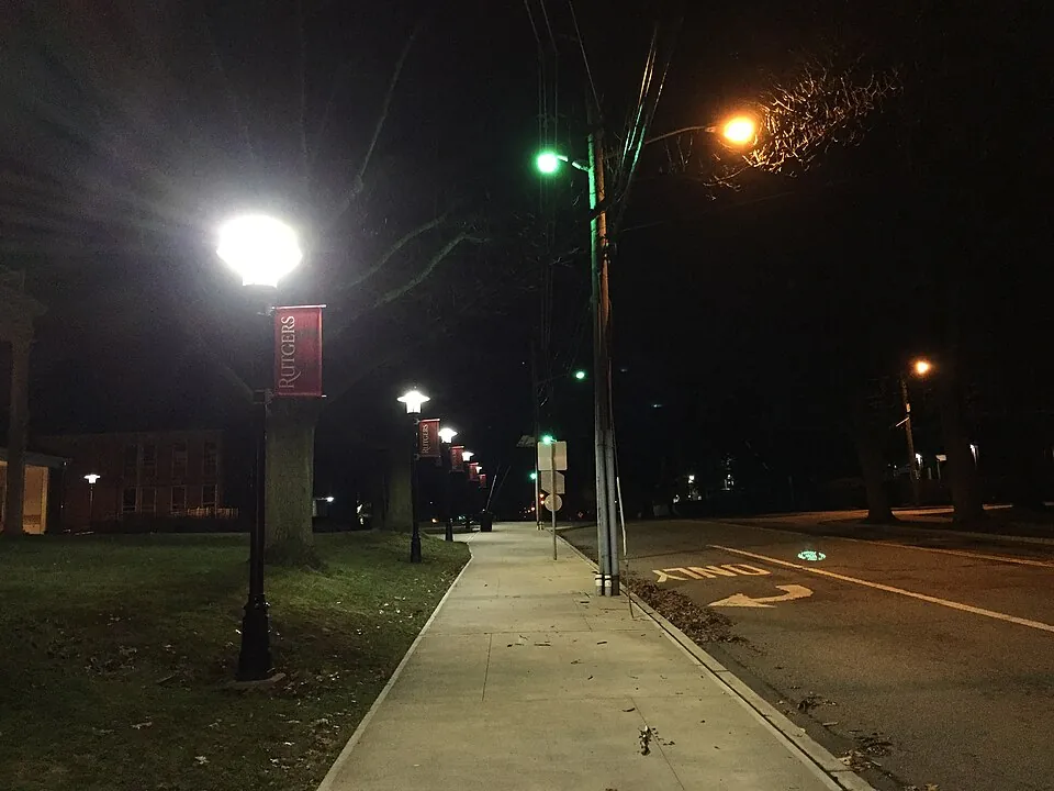 夜の歩道と街灯